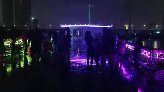 游客夜游轮船渡船甲板夜景江水视频素材模板下载