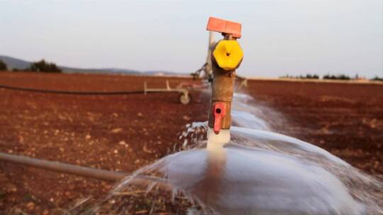 农田里的灌溉喷水装置