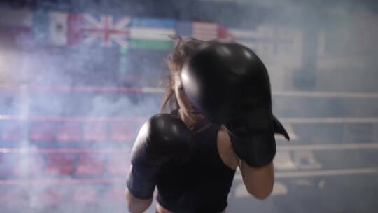 女拳击手在拳馆练习打拳击视频素材模板下载