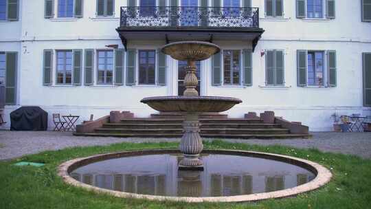 白色宫殿前的旧喷泉。