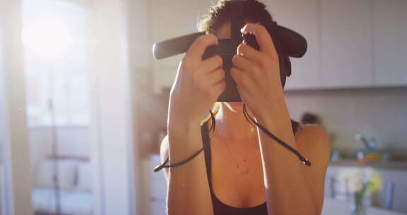 一名年轻女子正在使用创新技术VR眼镜在厨