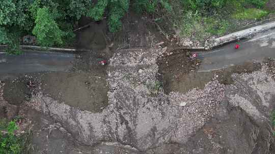 雨季泥水流塌方路段工程车抢修