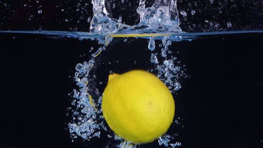可商用掉入水中的柠檬升格慢镜头