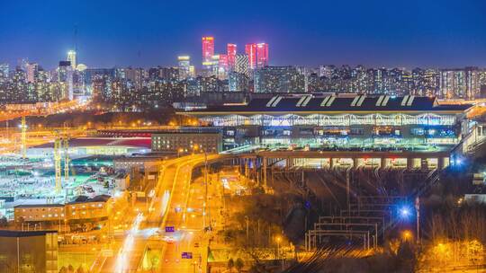 冬季北京朝阳站火车站城市夜景车流交