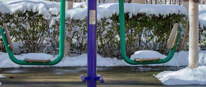 初冬大雪健身器材雪融化