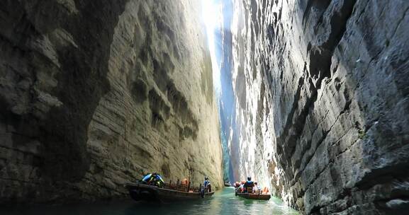 峡谷中游船穿行