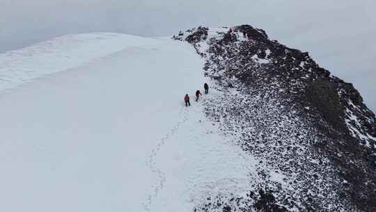 航拍攀登四川岷山山脉雪宝顶雪山的登山队