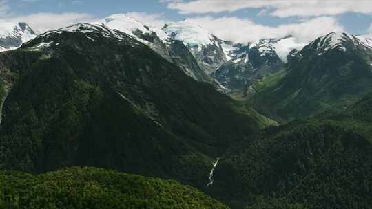 新疆航拍飞跃雪山山顶震撼自然风景1
