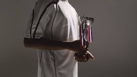 运动员手里拿着奖杯的特写镜头
