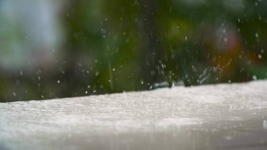 下雨雨滴溅起水花特写