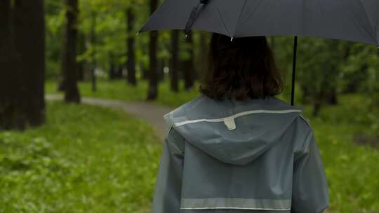 雨季一个人散步森林