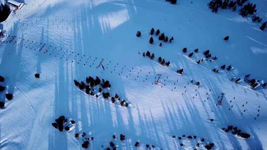 滑雪坡脚滑雪缆车与一群滑雪者和滑雪板爱好者的鸟瞰图。艾尔