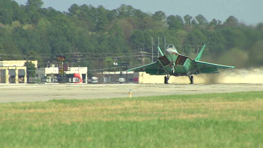 绿色伪装的F15喷气式飞机从军事基地起飞