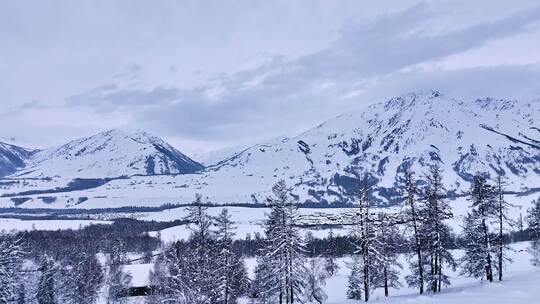 航拍新疆雪山风光