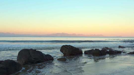 海边日出海边海浪拍打