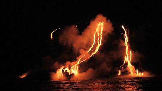 夜间熔岩从火山流入海洋