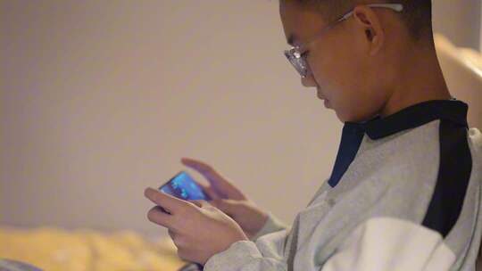 青少年玩手机上瘾