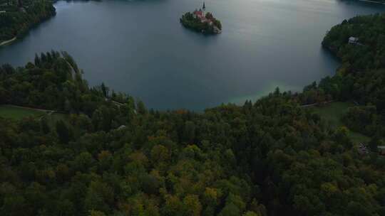 斯洛文尼亚朱利安阿尔卑斯山梦幻湖布莱德的镜头，空中，倾斜
