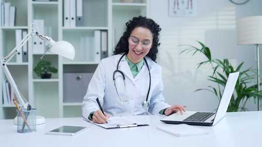 一位穿着白大褂的微笑女医生坐在视频素材模板下载
