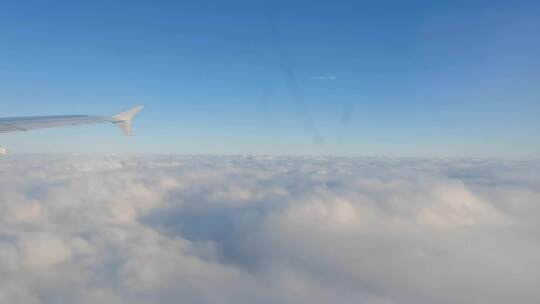 飞机发动机与天空云海