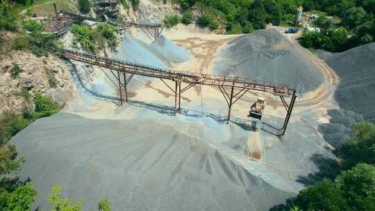 沙石场运输建筑材料