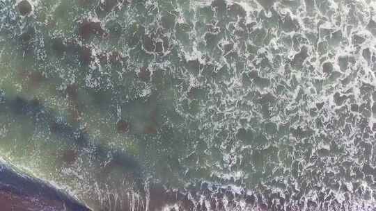 无人机航拍沙滩海浪线