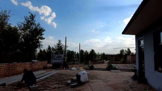 户外庭院工人劳作场景