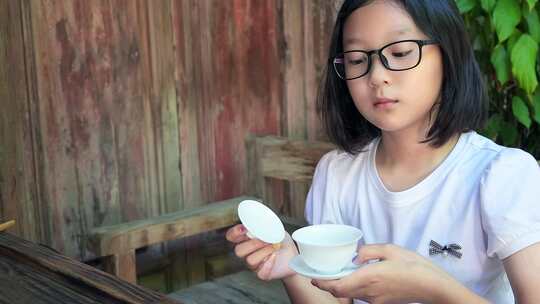 4K升格实拍在中式庭院茶道沏茶喝茶的女孩