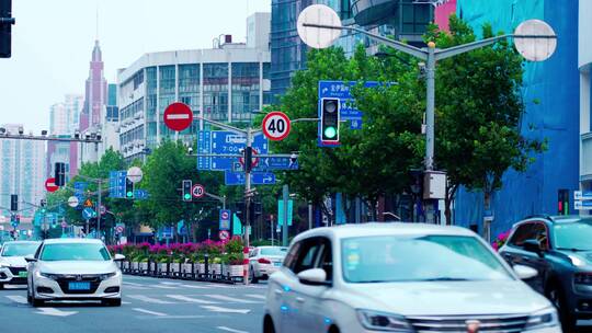 上海街道上的车流