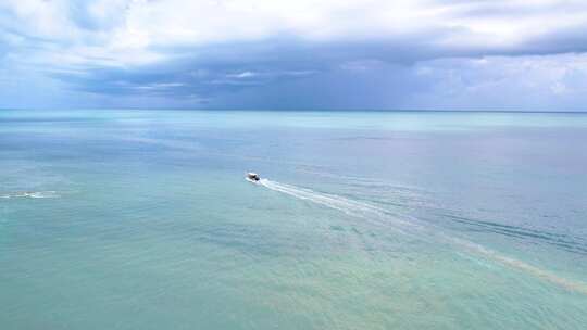 马来西亚蓝色绿色海洋上的快艇，向后无人机。
