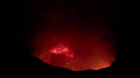 火山在夜间爆发视频素材模板下载