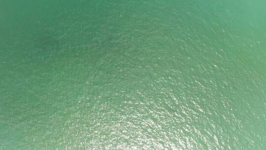 航拍大海海浪礁石沙滩海边度假村岛屿视频素材模板下载