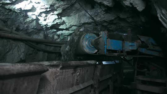 地下300米矿工金矿原矿石开采挖掘运输视频素材模板下载