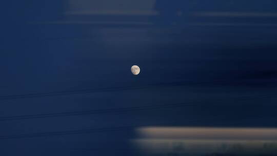 窗外飞驰向后的风景，月亮唯美空镜4k视频