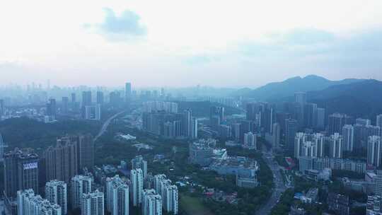 城市高楼与自然景观鸟瞰