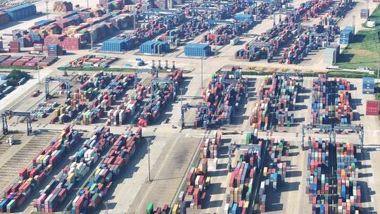 航拍长江港口码头集装箱货轮航运装卸龙门吊