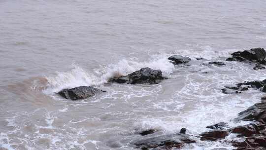 大浪拍打海岸拍击礁石