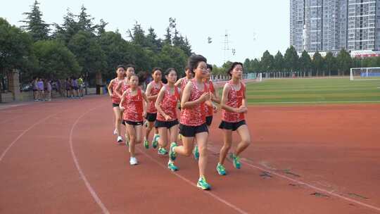 中学生田径教练授课学生训练