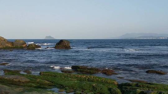 海浪拍打着岩石海岸