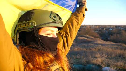 乌克兰女陆军士兵手持乌克兰女孩军装旗帜举