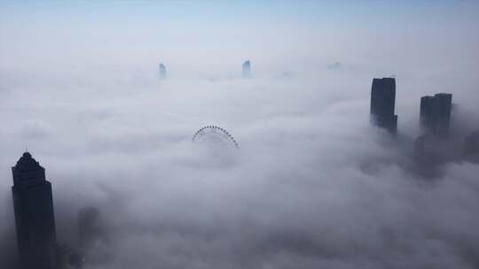 云海中的南昌之星摩天轮