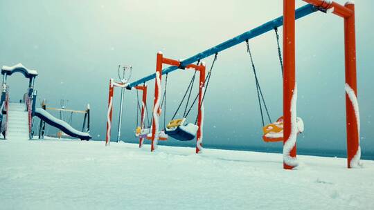 冬天积雪覆盖的公园一角特写