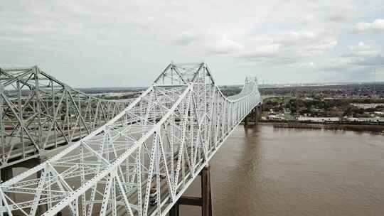 承载美国84号和425号公路横跨密西西比河的双悬臂桥。Natchez-Vidalia Brid