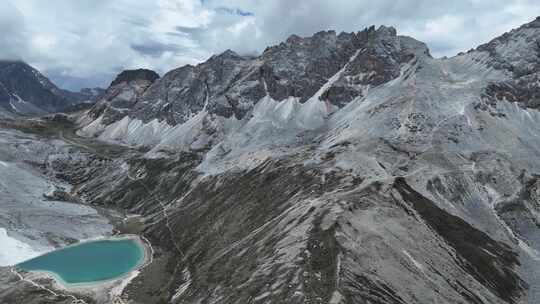 四川甘孜稻城亚丁风景区冰川湖牛奶海风光