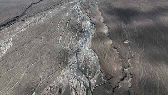 航拍青海荒漠中的高速公路和大地裂纹