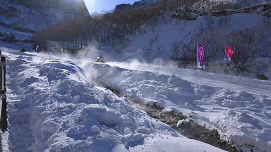 阳光照耀下的雪山及周边景象