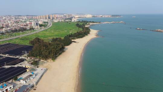 海边小镇航拍美丽的海岸线海边城市