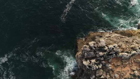 海水冲刷的海崖视频素材模板下载