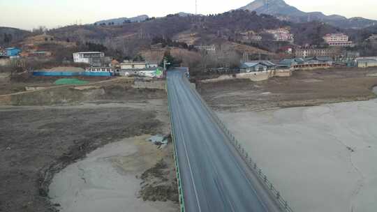 航拍 马路 行驶 驾驶 汽车 风景 道路 河流