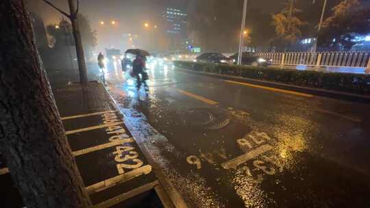 雨天夜晚下雨公交车站行人马路积水